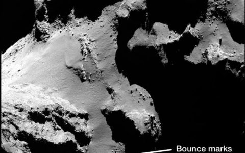 罗塞塔号拍摄到彗星上头的山崩