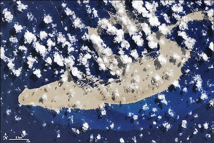 南太平洋岛国汤加火山喷发形成的浮石筏飘向澳大利亚有助大堡礁重建