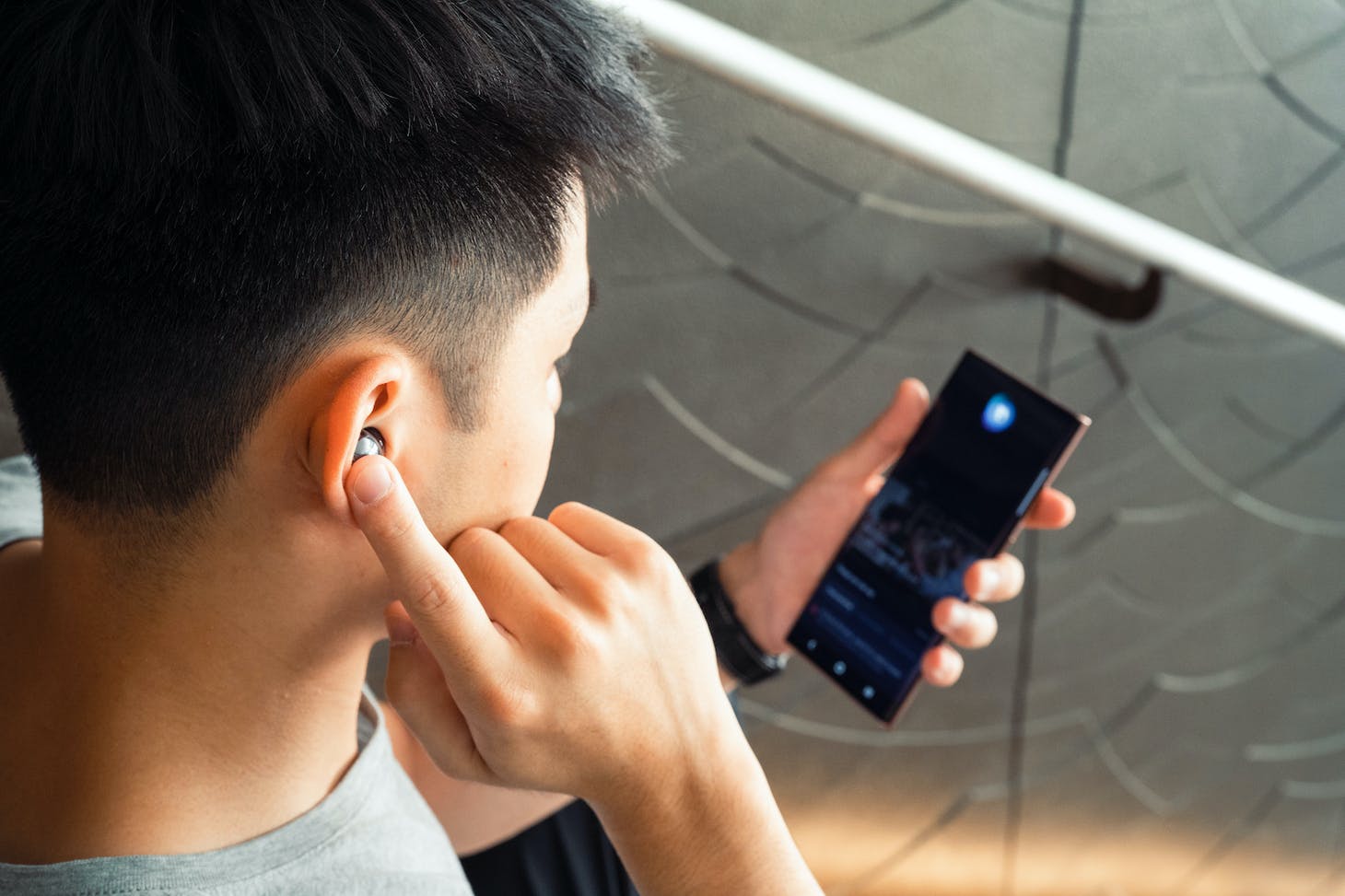 三星Galaxy Buds Live 真无线降噪耳机开箱评测：创新造型服贴耳际配戴更舒适，丰富功能超强降噪音质更胜以往