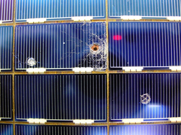 如图：哈勃太空望远镜上被陨石击穿的太阳能电池板