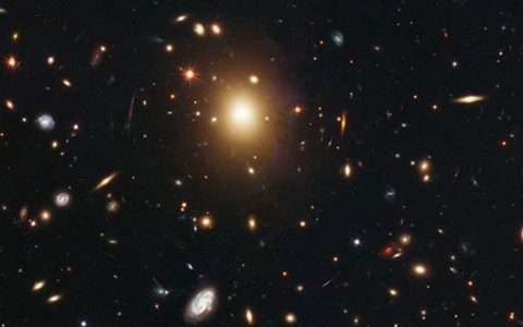 遥远Abell 2261星系中心的超大质量黑洞失踪之谜