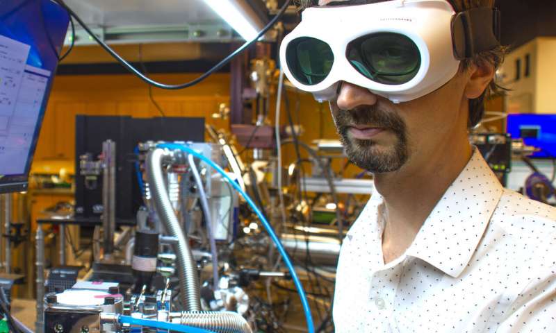 OIST飞秒光谱仪的科学家科学家JulienMadéo博士对准了极紫外光。图片来源：OIST