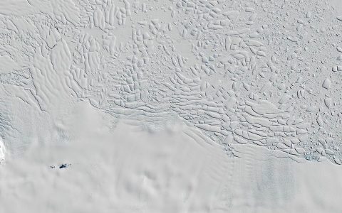 南极冰盖下的湖泊排水到海洋，流速高达500立方米/秒
