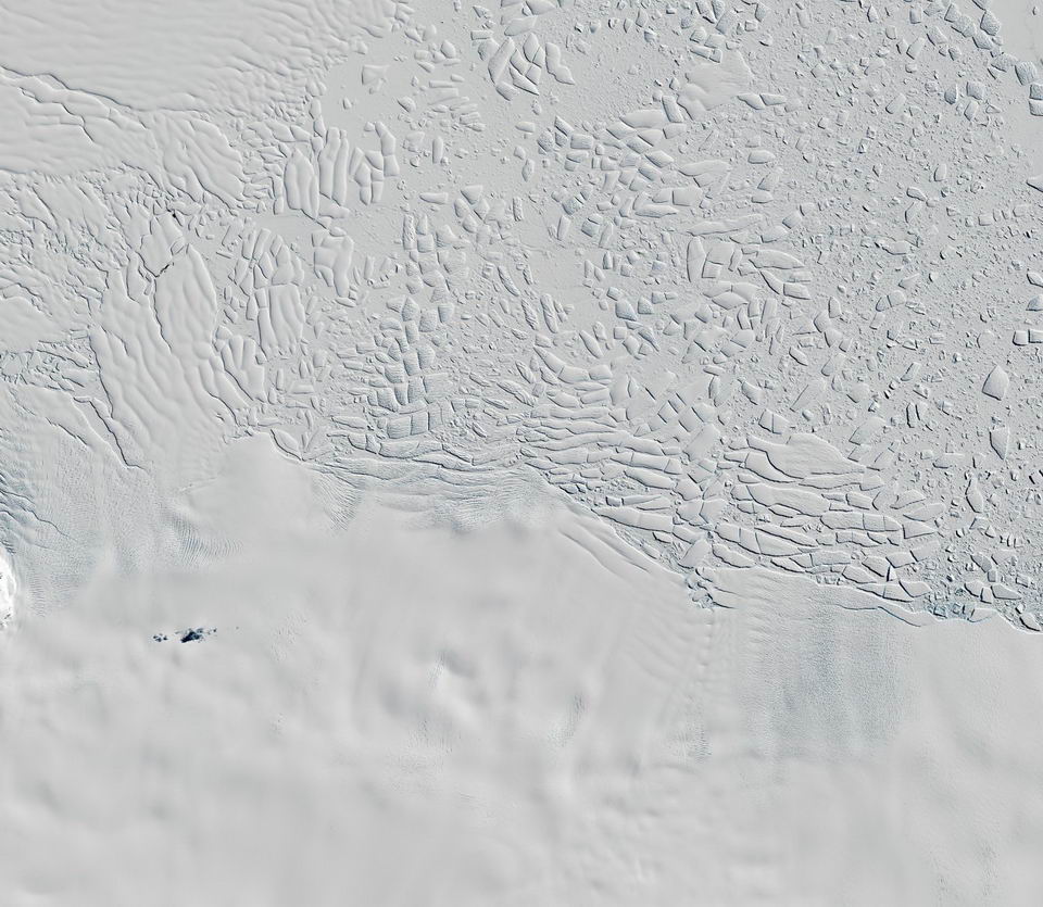 思韦茨冰川（Thwaites）是地球上最大的流动冰川，也是南极最脆弱的冰川之一。