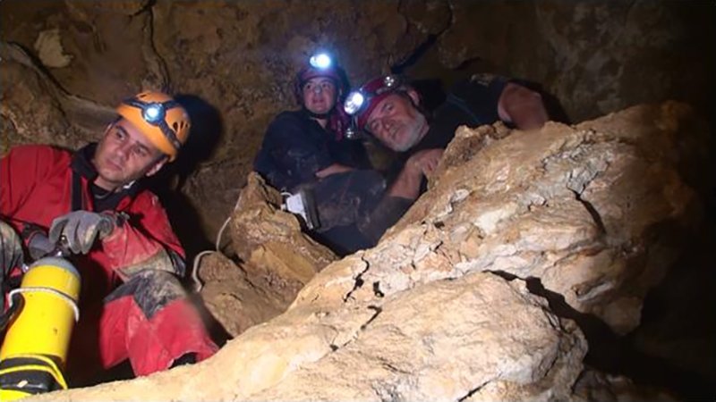 科学家深入洞穴进行研究，因为空气中含氧量很低，每次只能工作五六个小时