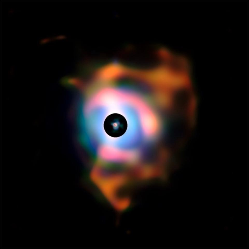 在参宿四周围形成的恒星物质星云，按比例显示在内部红色圆圈中。这种结构类似于恒星发出的火焰，是由于死亡恒星将其物质散布到太空中而形成的。图片来源：ESO/L. Calçada.