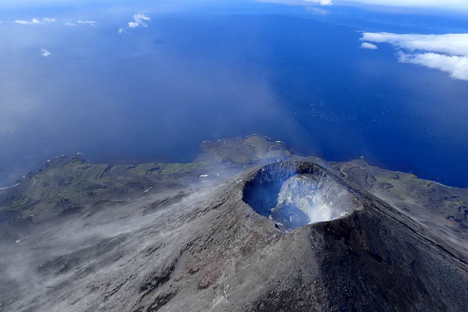 克利夫兰山的山顶陨石坑散发出浓烈的蒸汽和气柱。在山顶陨石坑内有一个直径约50 m的小圆顶。图片来源：Cindy Werner / USGS