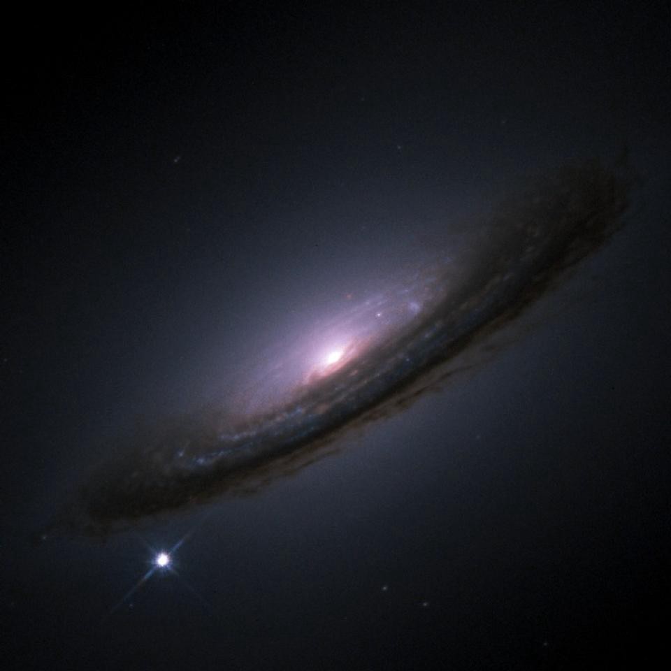 在峰值亮度下，超新星的发光能力几乎与银河系中其他恒星一样明亮。这幅1994年的图像显示了一个核心坍缩超新星相对于其所在星系的亮度对比。图片提供：NASA/ESA, The Hubble Key Project Team and The High-Z Supernova Search Team.