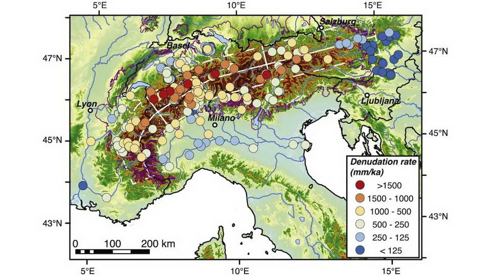 阿尔卑斯山每1000年的侵蚀率（科学上称为剥蚀率）。圆圈显示了研究沉积物的河流集水区。（图片来源：Delunel，R.，Schlunegger，F.，Valla，PG等2020; CC BY 4.0）
