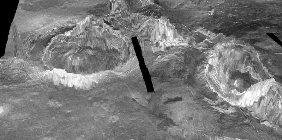 麦哲伦太空船所观测金星最大的冕状物Artemis，直径约2600公里。黑块为无资料区。