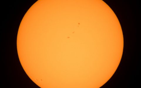 第25个太阳周期有可能是创纪录最强的，黑子总数达到250个