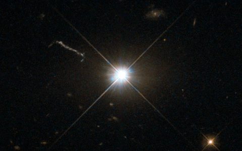 3C 273：最亮的类星体，比太阳亮4万亿倍