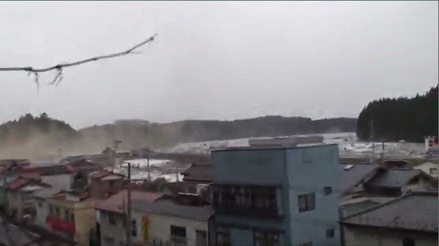 新闻中说海啸几十米高，为什么实际画面看起来只是在涨潮了几米？似乎不那么可怕