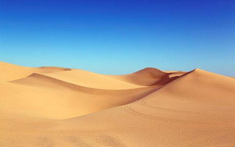 撒哈拉沙漠是不是到处都覆盖了一层厚厚的沙子？