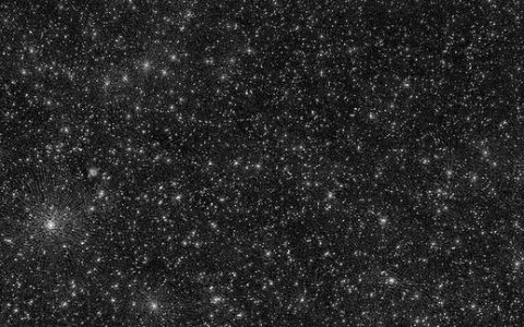 平淡无奇的“星空图片”，实际上是黑洞图片