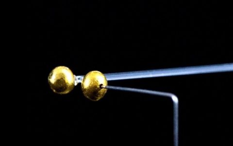 科学家在两个小金球间测量出微弱的引力场