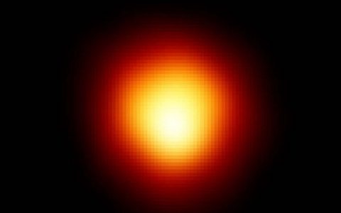 红巨星缓慢的亮度脉动可能是由于伴星吸收周围尘埃物质造成的