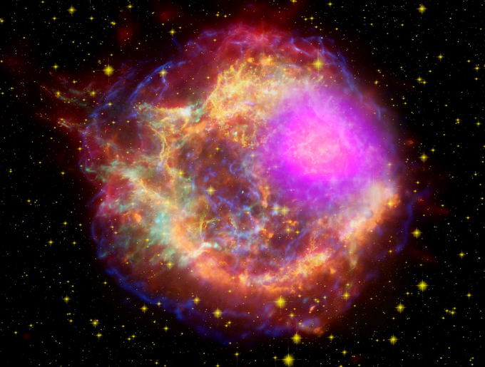 距离地球约11,000光年的超新星遗迹仙后座A的合成图像（X射线、可见光、红外线、无线电波）。根据它的光谱，它是由一颗大质量恒星爆炸产生的IIb型超新星，可能是一颗具有氦核的红超巨星，在爆炸前它已经失去了大部分的氢包层。参宿四的超新星爆炸将产生类似于此的残余物。