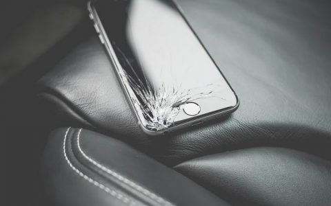 新型自愈材料能在几秒内自动修复破碎的手机屏幕
