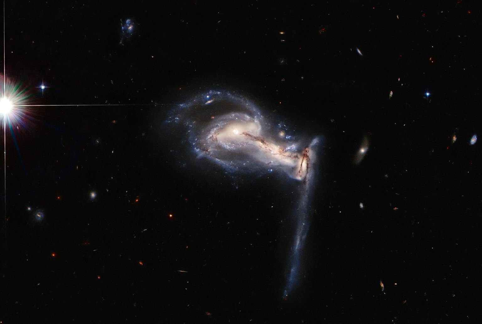 哈勃太空望远镜拍摄的 Arp 195 图像，这是相互作用星系之间的三向引力拉锯战。图片来源：ESA/Hubble & NASA, J. Dalcanton