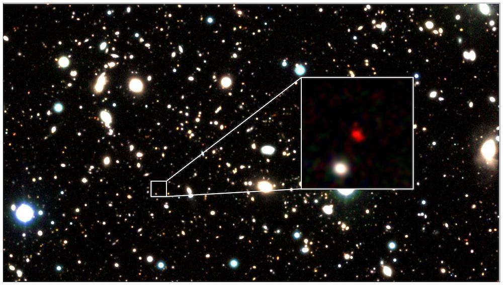 图片说明：科学家在70多万个天体中找到的HD1，这张照片是由三种不同波段的观测图片叠加合成的。