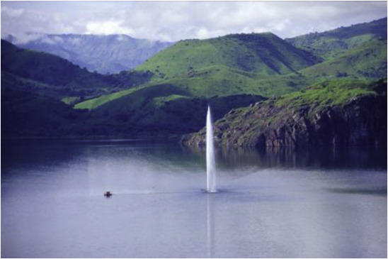 尼奥斯湖上安装的脱气管，将湖底的过饱和二氧化碳水吸到湖面上来