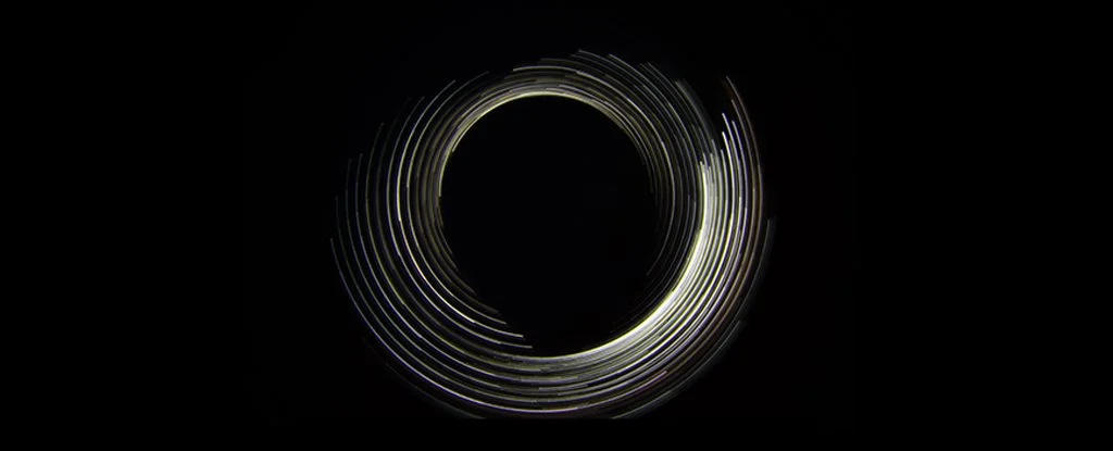 黑洞磁场是由围绕黑洞的等离子体流产生的，而这个流动方向一般是不会变化的，所以黑洞磁场的磁极方向之前也认为是不会改变的。