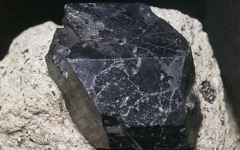 常见的黑色石头矿物质识别图