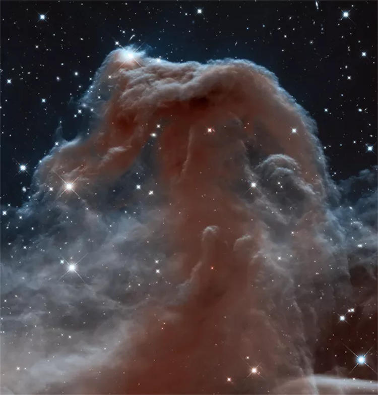 哈勃望远镜拍摄的马头星云。红外光下的马头星云。天文学家使用这种形式的光来寻找隐藏在气体和尘埃云中的新生恒星。