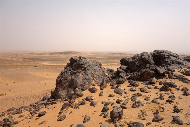 撒哈拉之眼的地形相对是比较平坦的，并不如太空看起来那般好像是一个深坑