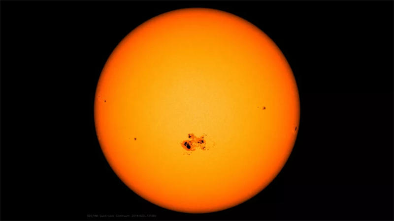 太阳黑子是太阳表面较冷的区域，可以产生爆发性干扰，例如太阳耀斑和日冕物质抛射。 