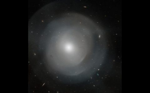 NGC 474：被神秘贝壳包围的巨大椭圆星系