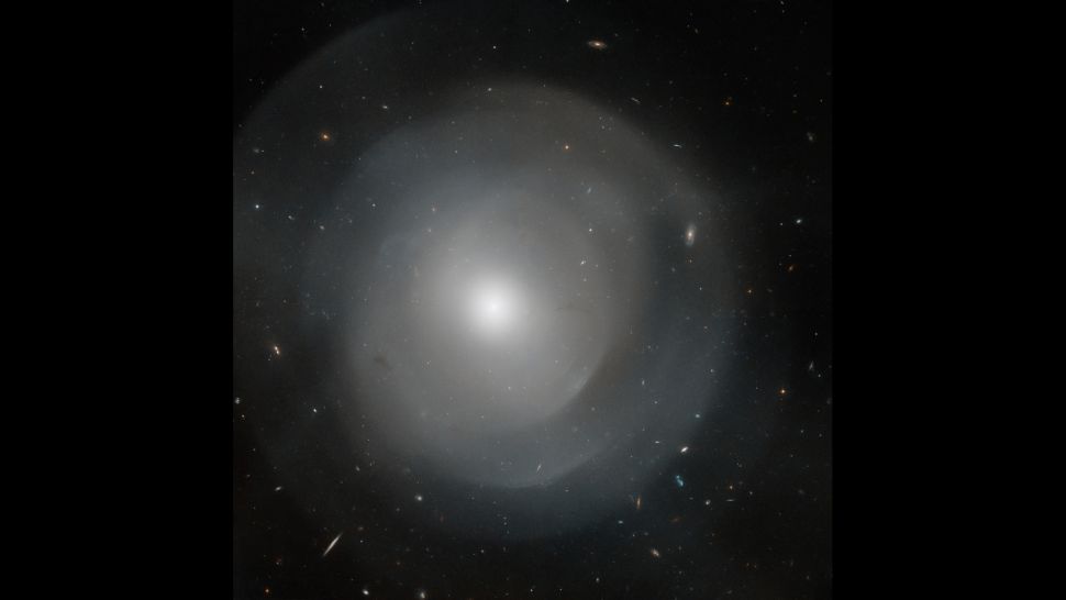哈勃太空望远镜拍摄了椭圆星系 NGC 474，它距离地球约 1 亿光年，是银河系的 2.5 倍。