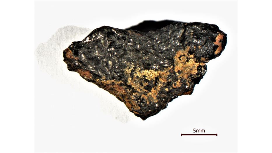 埃及沙漠深处发现的这块名为希帕蒂亚石的陨石后来被证实来自一颗Ia型超新星爆炸后白矮星物质残骸