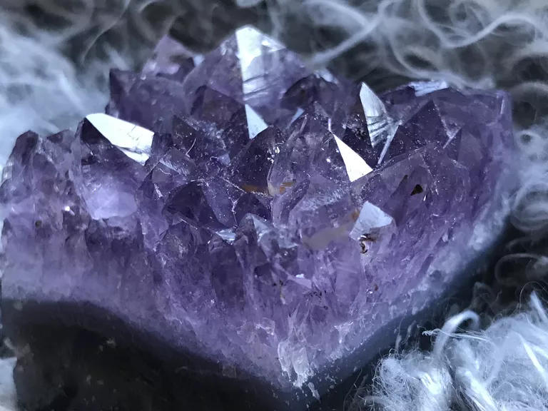常见的蓝色或紫色矿物石头