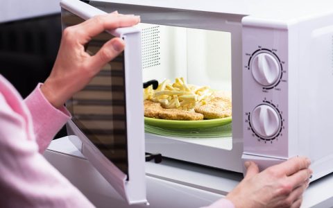 微波炉为什么能加热食物？