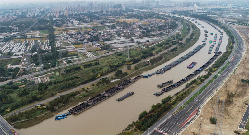 京杭大运河的运量非常大，在内陆运河中首屈一指