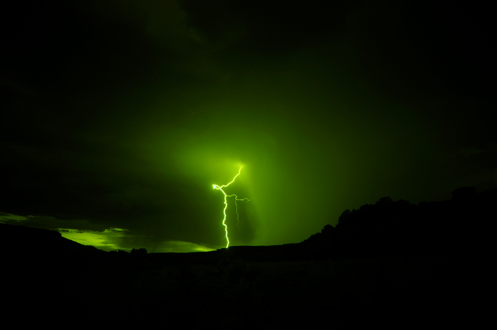 唯一的一张绿色闪电照片，拍摄于智利南部的柴腾火山