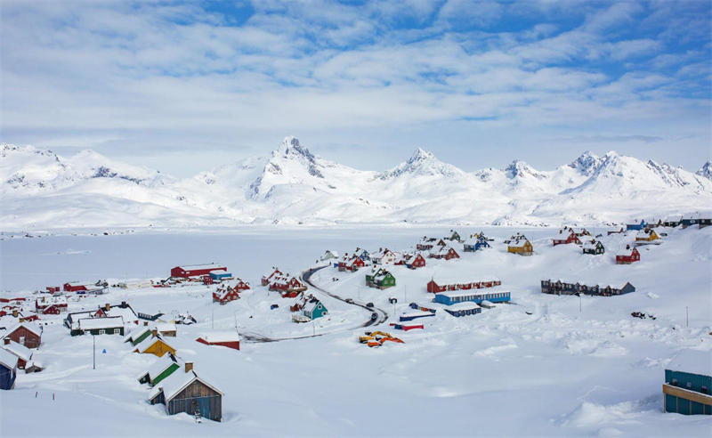 格陵兰岛是世界第一大岛屿，但是人口却十分少，主要是因为格陵兰岛大部分地区都位于北极圈内，到处都是冰川，并不是适合人类居住