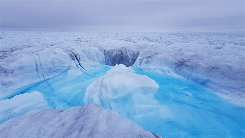 格陵兰岛的冰川总体积达到了285万立方公里，要是全部融化的话，能够使地球海平面上升6米