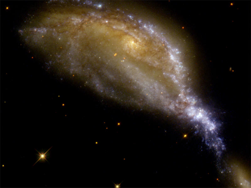 NGC6745是天琴座的一个不规则螺旋星系