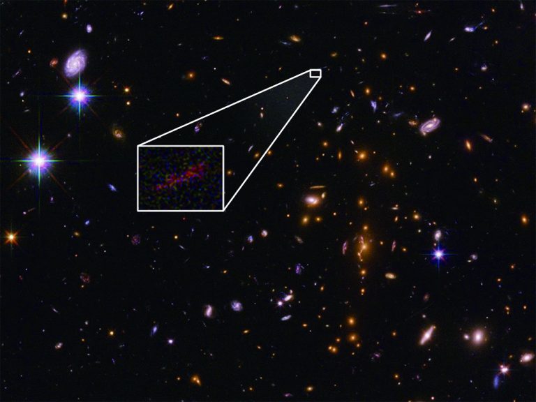 胚胎星系SPT0615-JD 的透镜图片。SPT0615-JD 在大霹雳后5 亿年内即已形成，是一个质量、宽度皆远远不及现代星系的宇宙早期胚胎星系。