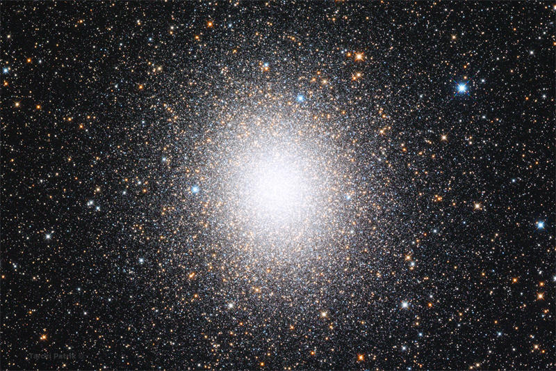 半人马座欧米伽星团是银河系质量最大的球状星团，内部具有1000万颗恒星，质量相当于400万个太阳质量，古人单凭肉眼就能够直接观察到它