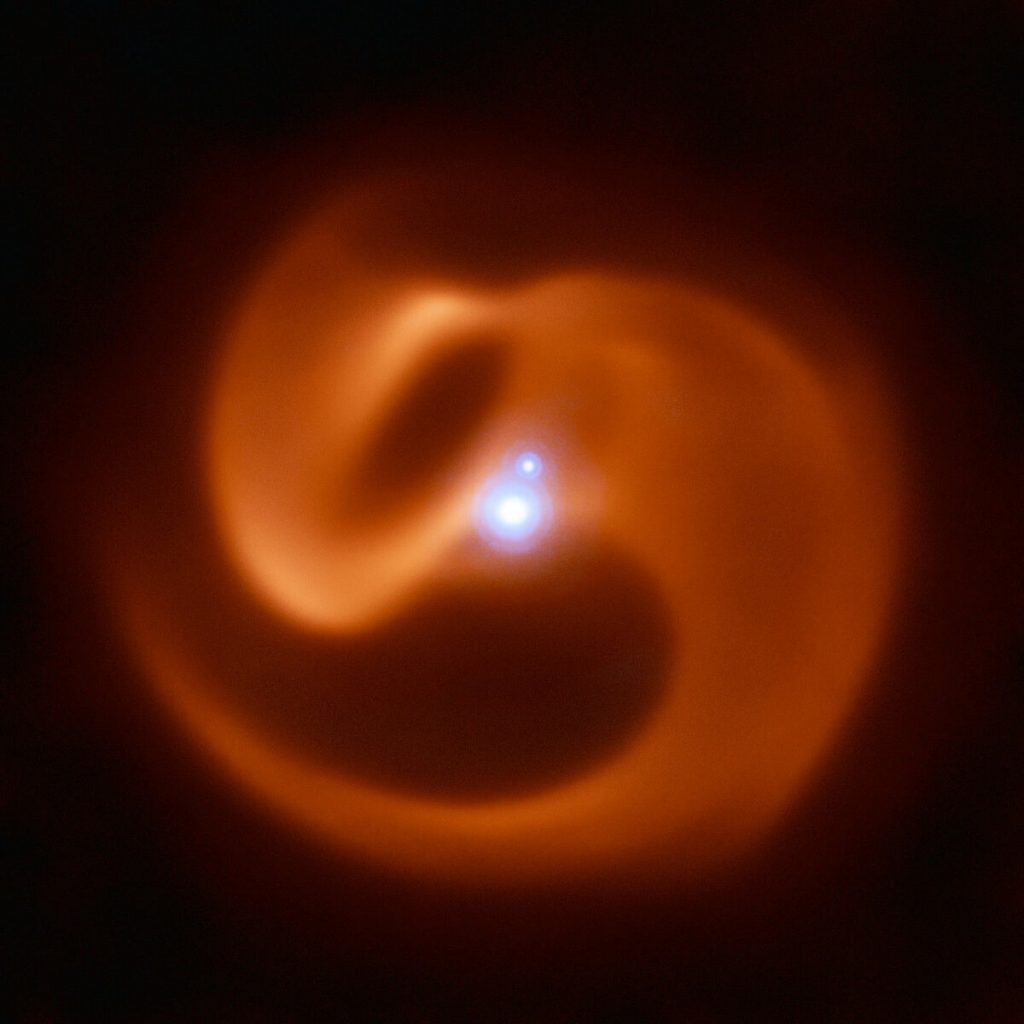 WR 104属于一个三星系统，WR 104是一颗沃尔夫-拉叶星，除此之外里面有一颗20倍太阳质量的OB型恒星蓝巨星，还有一颗10倍太阳质量的恒星