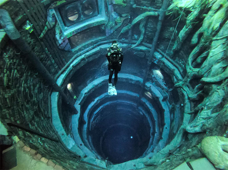 深潜迪拜（Deep Dive Dubai）的深度达到了60米，是世界上最深的泳池