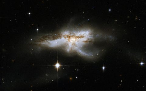 NGC 6240：碰撞星系中拥有3颗超大质量黑洞未来将会合并