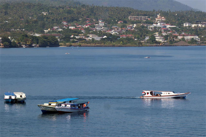 苏拉威西岛虽然是一个岛屿，但是其全岛都是山区，所以陆路交通很不方便