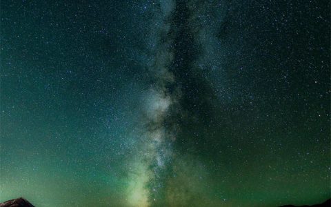 仅凭肉眼我们在夜空中最多能看到多少颗星星？
