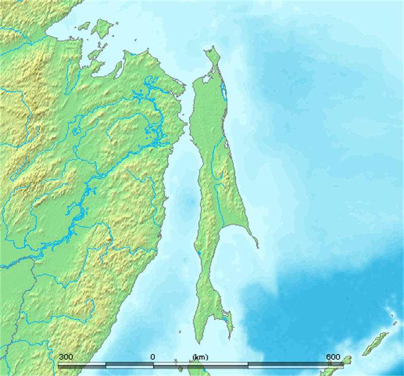 库页岛地图图片，可见它的北部是一大片平原沼泽地带，南部是两座平行的山脉中间夹着一大块山谷平原