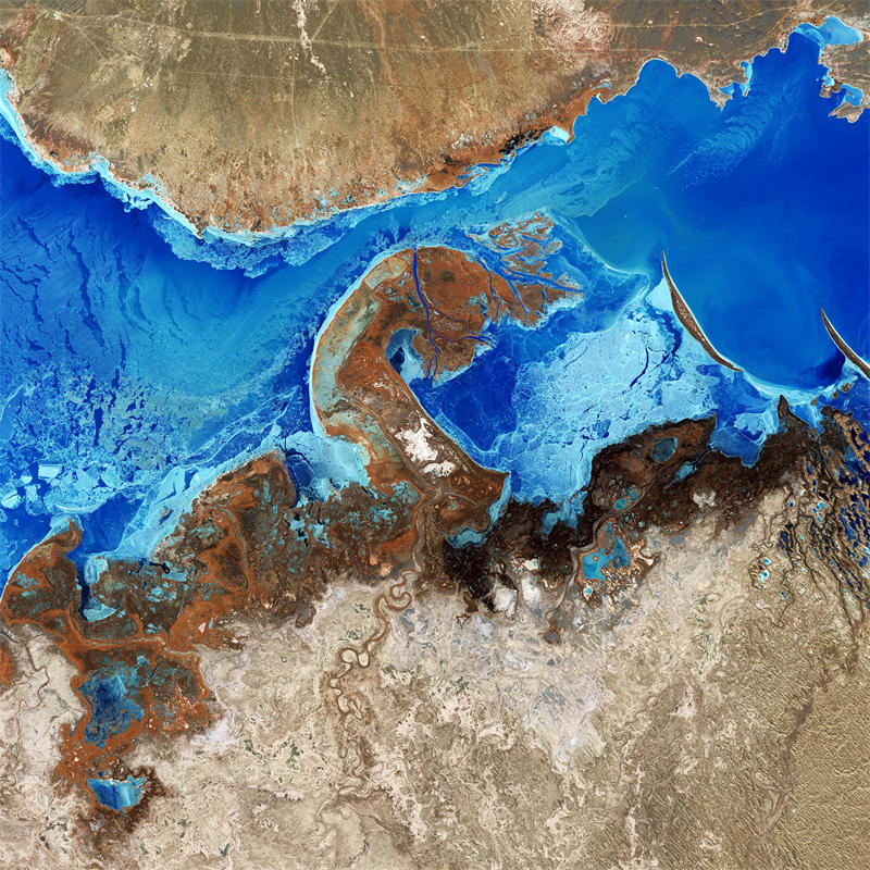 湖中的一个半岛将巴尔喀什湖分为东西两部分，东边是咸水湖，西边是淡水湖